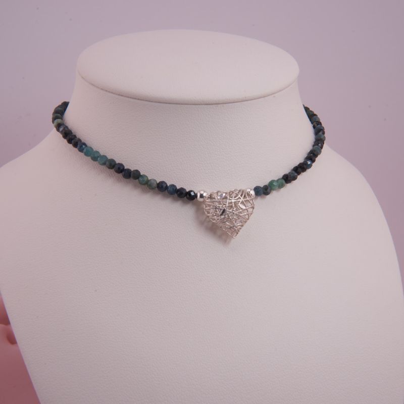Preview: Hängende Edelsteinkette mit facettierten blauen Turmalinen und zentralem Herz-Anhänger aus 925 Silber.